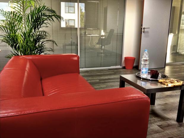 Salle de test en configuration salon. Canapé et table basse