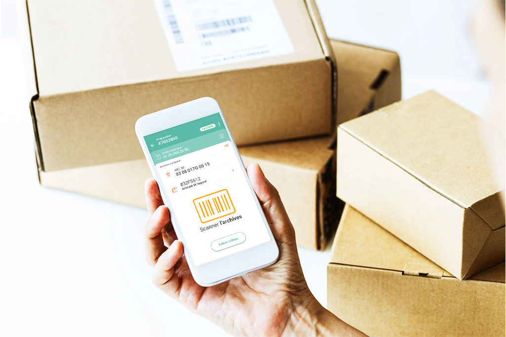 Un utilisateur scanne un colis d'archive avec l'application Locarchives conçue avec Usabilis en démarche UX/UI.