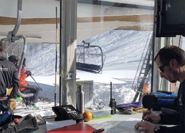 Un utilisateur de l'application Semer en train de surveiller le bon fonctionnement d'une remontée mécanique.