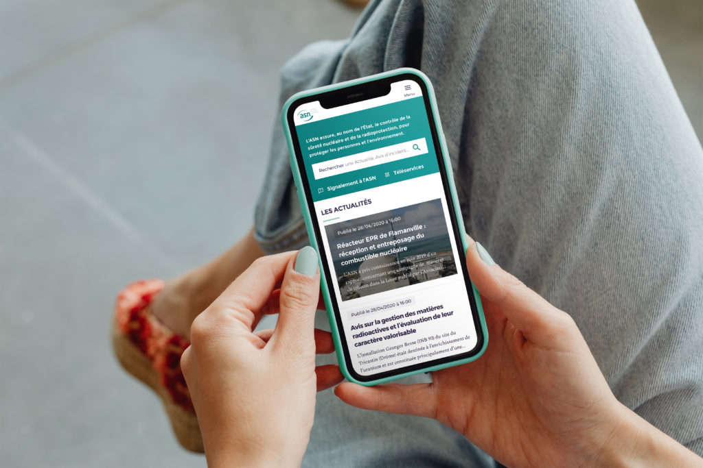 Une utilisatrice se sert de l'application ASN conçue avec Usabilis en démarche UX/UI.