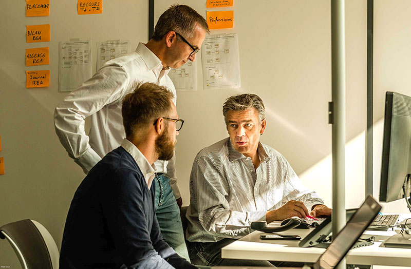 Photographie des utilisateurs du logiciel administratif WEB@AI de Gilai pendant les observations réalisées lors de la refonte UX/UI conduite par Usabilis.