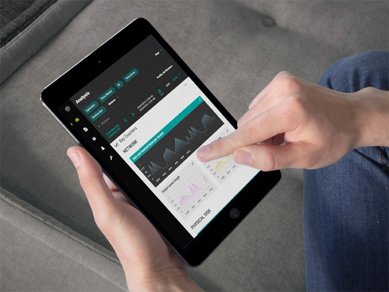 Un utilisateur se sert de l'application tablette Neotys Neoload pour superviser le fonctionnement d'une salle machine.