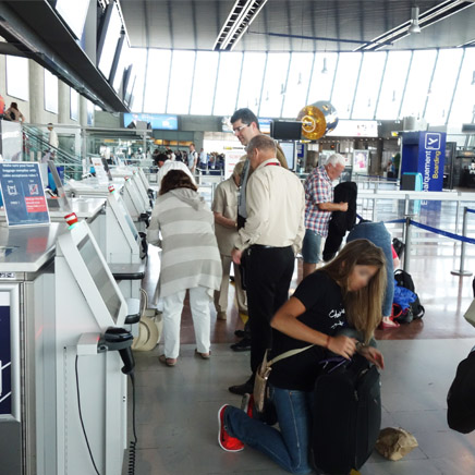 Des passagers en train de préparer leurs bagages au moment de l'enregistrement : observations lors de la conception de l'application U-Drop pour Engie-Cofely.