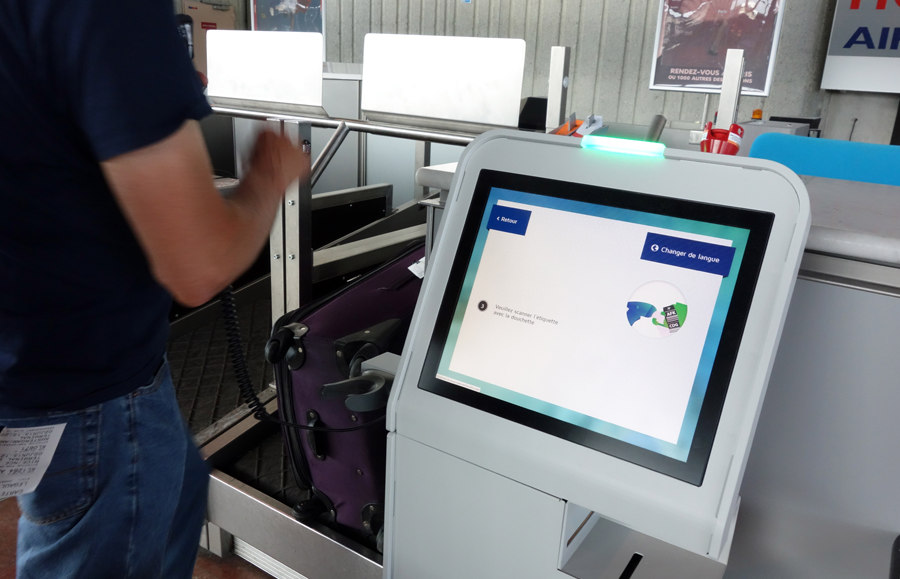 Les pages de l'interface tactile d'enregistrement des bagages comportent des animations pour guider l'utilisateur.