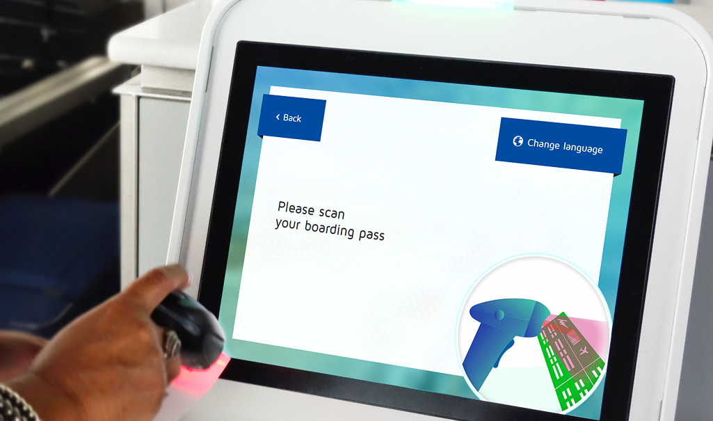 Un passager scannant son bagage sur la borne d'aéroport U-Drop Engie Cofely.