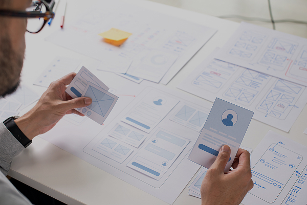 Formation UX Design avancé : Un UX designer réalise une idéation sur des wireframes.