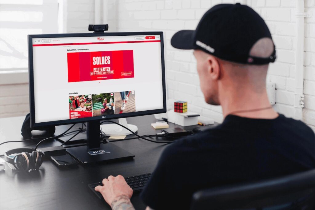 Un utilisateur se sert de l'application Westfield sur ordinateur.