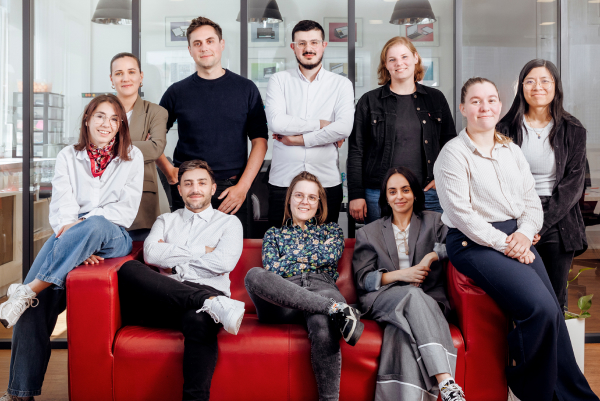 Usabilis : Agence de Stratégie UX et Digitale | Photo de groupe montrant une partie de l'équipe pluridisciplinaire.