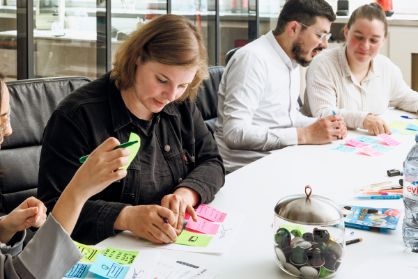 Des consultants Usabilis réalisent un tri par cartes pour concevoir l'architecture de l'information d'un logiciel.