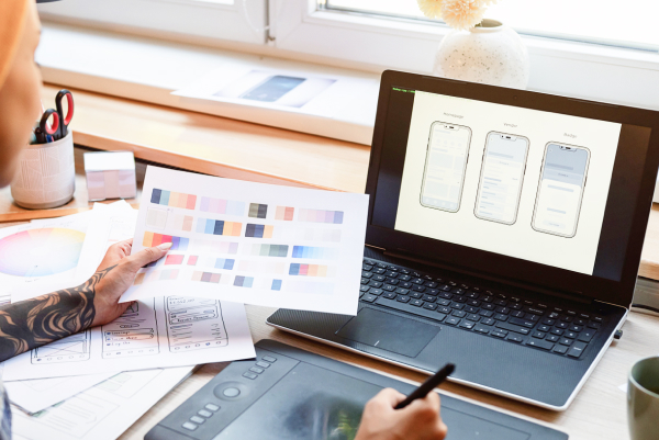Une consultante Usabilis choisit la palette de couleurs pour habiller une application mobile.