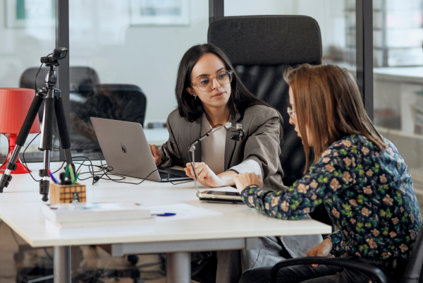 Usabilis French UX consultant is conducting an user test on mobile device.